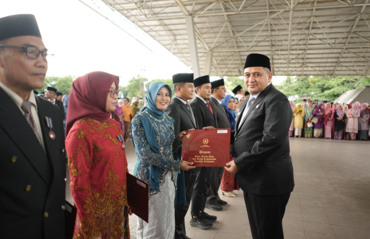Wali Kota Makassar Anugerahkan Satyalancana Karya Satya kepada 830 PNS