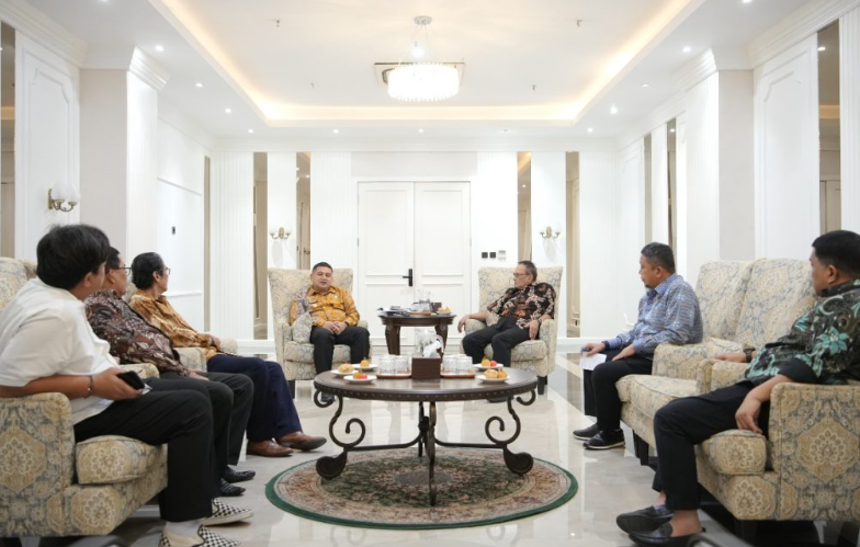 Wali Kota Makassar, Munafri Arifuddin, saat menerima Ketua Badan Pembina Yayasan Olahraga Sulawesi Selatan (YOSS), Andi Ilhamsyah Mattalatta, bersama jajaran pengurus dan keluarga besar YOSS.