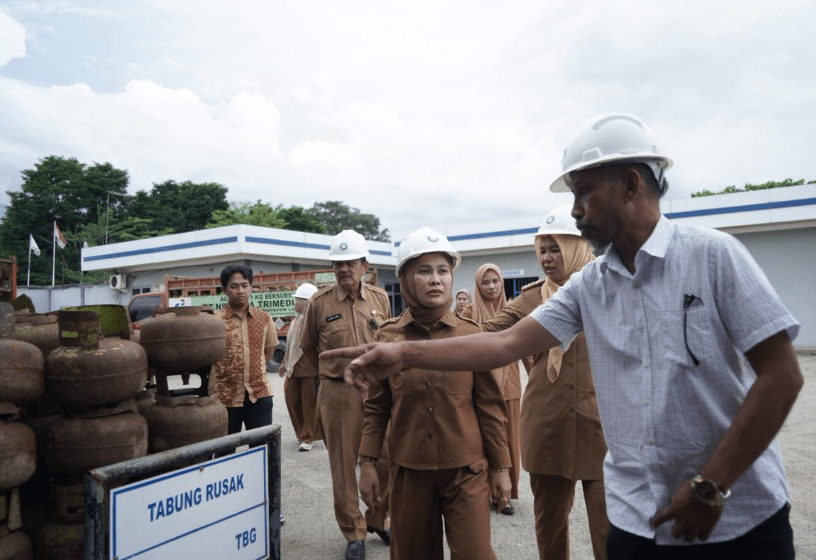 Wali Kota Palopo, Naili, turun langsung meninjau Stasiun Pengisian Bulk Elpiji (SPBE) di wilayah kota, Selasa (16/12/2025), guna memastikan distribusi gas LPG berjalan lancar.