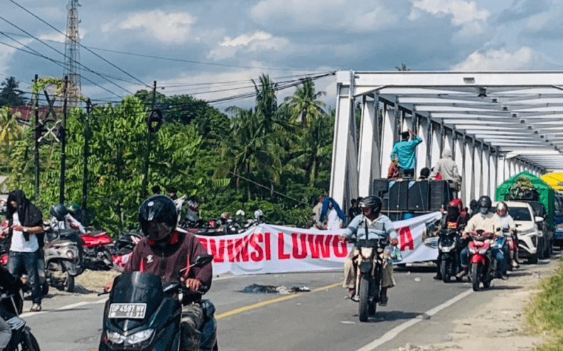 Arus lalu lintas di jalan poros Palopo–Masamba lumpuh total akibat aksi demonstrasi Aliansi Mahasiswa yang menuntut pembentukan Provinsi Luwu Raya, Senin (12/1/2026).