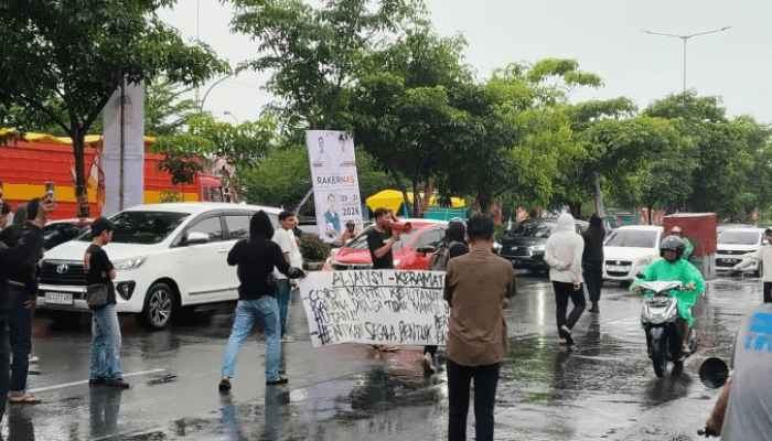 Aliansi-Keramat Gelar Aksi di Pettarani, Tolak Kedatangan Jokowi dan Menteri Kehutanan