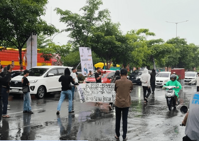 Aliansi-Keramat (Kesatuan Rakyat Menggugat) menggelar aksi demonstrasi di kawasan Pettarani