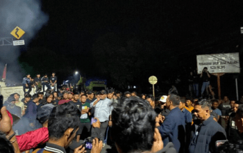 Bupati Luwu Patahudding Patahudding saat berdialog dengan massa aksi Presidium Rakyat Tana Luwu di Bukit Sampoddo, Kota Palopo, Minggu (25/1/2026) dini hari.