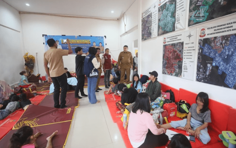 Munafri meninjau dua titik lokasi pengungsian di Kelurahan Paccarekkang dan Kelurahan Katimbang, Kecamatan Biringkanaya
