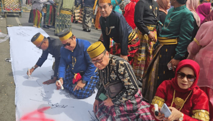Petisi Pemekaran Luwu Raya Menggema di HJL ke-758, Warga Tanda Tangani Dukungan Provinsi Baru
