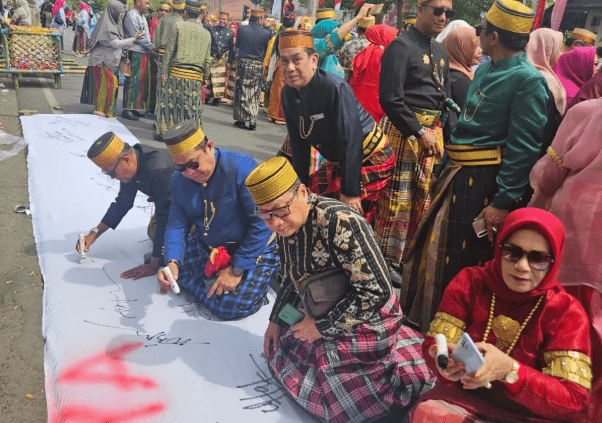 Petisi Pemekaran Luwu Raya Menggema di HJL ke-758, Warga Tanda Tangani Dukungan Provinsi Baru