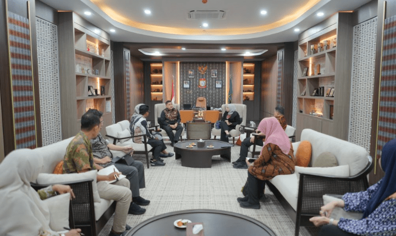 Wali Kota Makassar, Munafri Arifuddin, saat memimpin rapat bersama pihak PT Sarana Utama Synergy (PT SUS) selaku pihak pengelola proyek PSEL