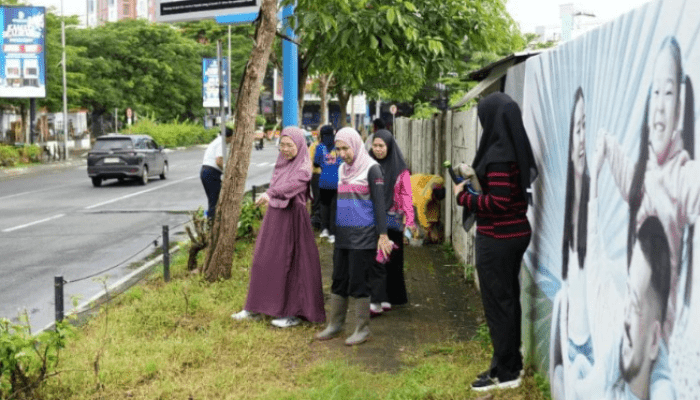 Hujan-Hujanan, Ketua TP PKK Makassar Melinda Aksa Pimpin Jumat Bersih di Losari