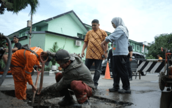 Munafri Turun Langsung Bersama Dinas PU Benahi Jalan Garuda