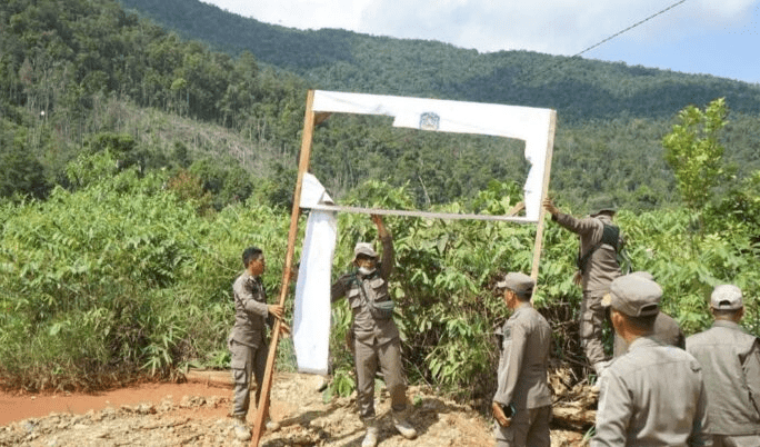 Papan Bicara yang rusak di lahan kompensasi Desa Harapan