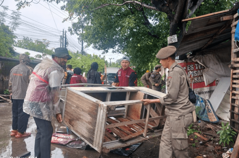 Penataan Lapak Pedagang di di pinggir Jalan Haji Kalla