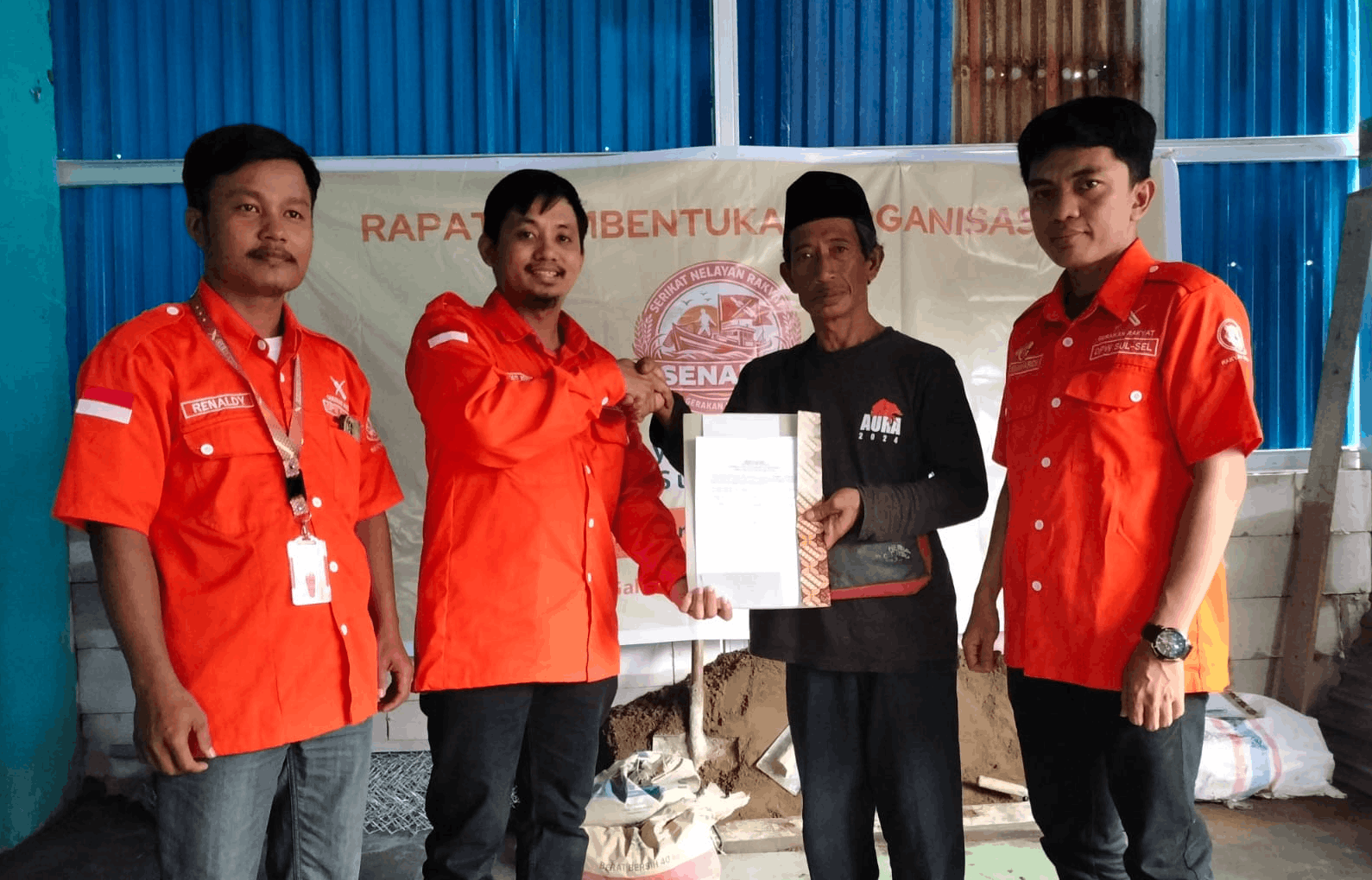 Wakil Ketua POK GR Sulsel Fuad Kesuma Fikar menerima Berita Acara Pendirian SENARA Sulsel dari Ketua Formatur Syamsuddin