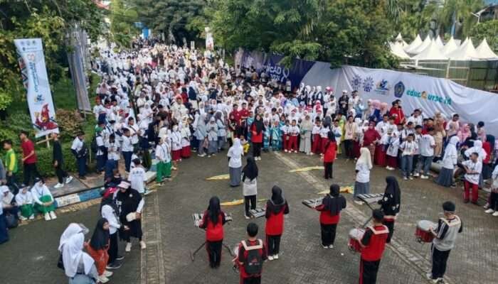 Senam Kolosal Ribuan Siswa Warnai Kick Off OlympicAD VIII di Makassar