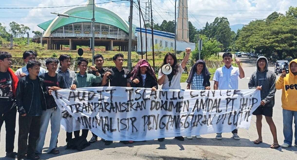 Aksi Aliansi Mahasiswa dan Pemuda Lutim