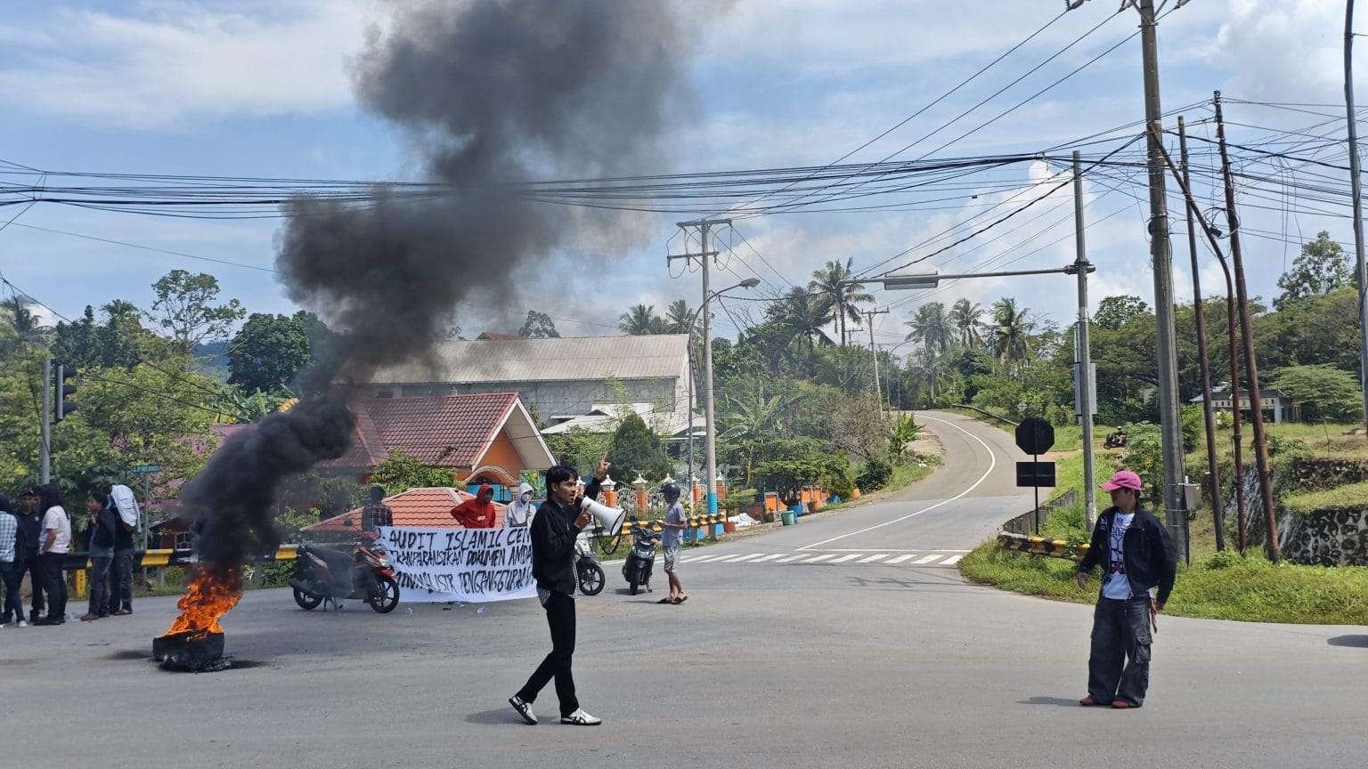 Aliansi Mahasiswa dan Pemuda Luwu Timur (AMPLi) menggelar aksi demonstrasi damai di Jalan Trans Sulawesi, Kabupaten Luwu Timur, Kamis (26/3/2026).