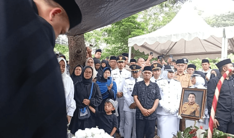 Almarhum Andi Muh Yasir Dilepas dengan Penuh Penghormatan ke Peristirahatan Terakhir
