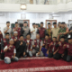 Munafri saat melaksanakan Salat Isya dan Tarawih berjamaah dalam rangkaian Safari Ramadan Pemerintah Kota Makassar di Masjid Nurul Jihad, Kompleks IDI, Jalan AP Pettarani, Makassar