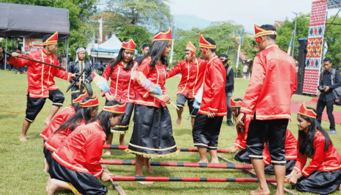 Drama Kolosal dan Tarian Tradisional Warnai Pembukaan Musyawarah Adat Padoe di Luwu Timur