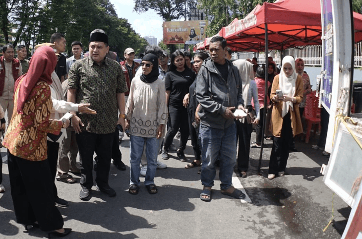 Tinjau Pasar Murah di Monumen Mandala, Munafri Pastikan Warga Terlayani dengan Harga Sesuai