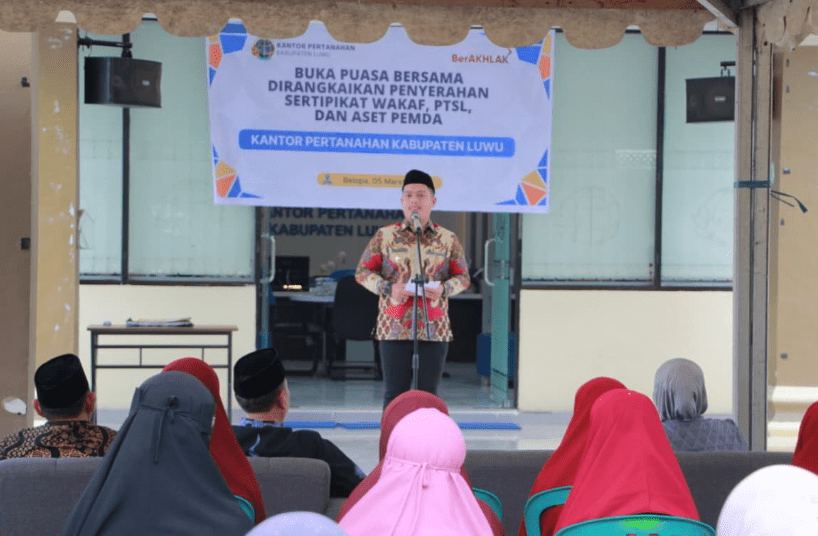 Wakil Bupati Luwu Hadiri Buka Puasa Bersama dan Penyerahan Sertipikat Wakaf, PTSL, serta Aset Pemda