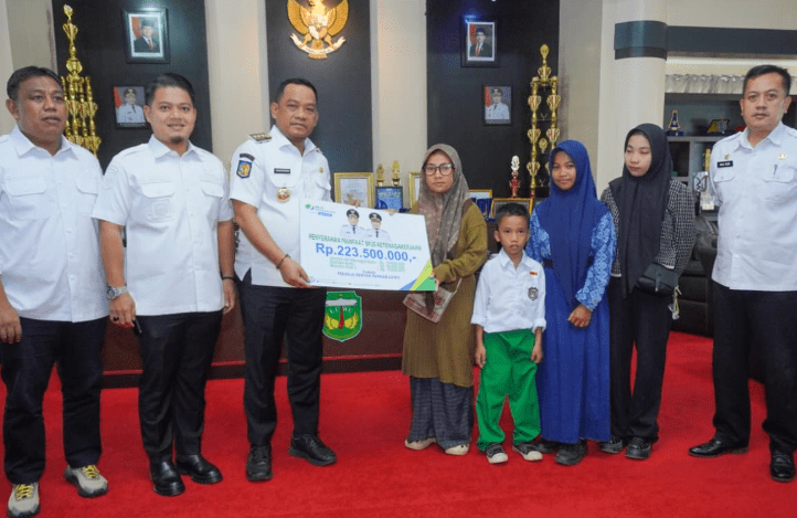 Bupati Luwu Serahkan Santunan Rp223,5 Juta kepada Keluarga Nelayan Bone Pute