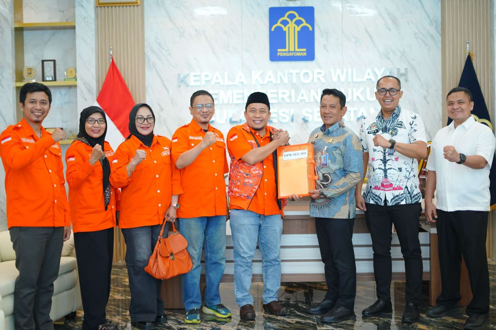 Ketua DPW PGR Sulsel, Asri Tadda secara simbolis menyerahkan berkas administrasi partai kepada Kakanwil Kemenkum Sulsel, Andi Basmal, Kamis (30/4/2026).