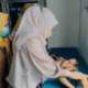 Dokter spesialis anak memeriksa pasien anak melalui layanan KIA di Poskesmas Pomalaa (Foto Antara)