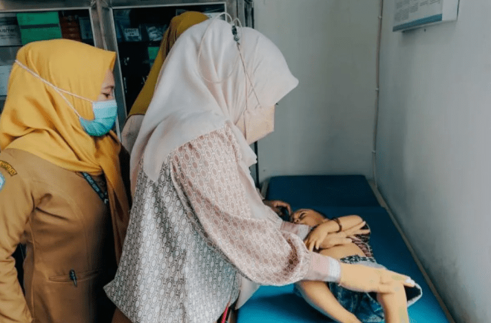Dokter spesialis anak memeriksa pasien anak melalui layanan KIA di Poskesmas Pomalaa (Foto Antara)