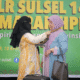 Hadiah Umroh Magatti Tour and Travel di acara Halalbihalal Wija to Luwu di Graha Pena Makassar, Sabtu (18/4/2026).