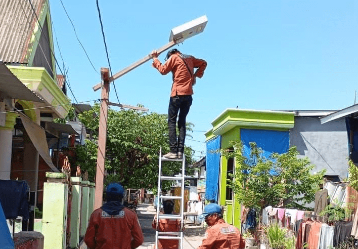 Munafri–Aliyah Hadirkan Lampu Tenaga Surya di Kepulauan