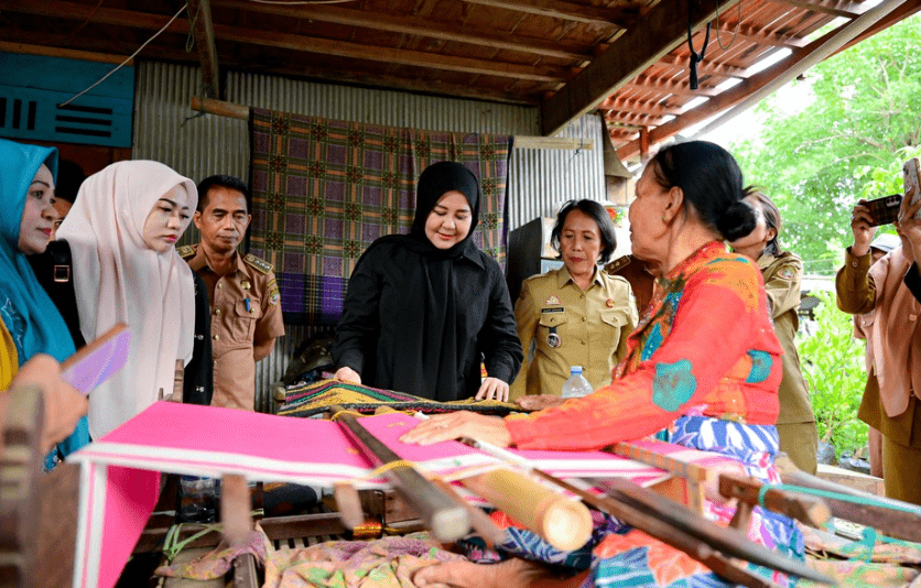 Wagub Fatmawati Dorong UMKM Tenun Emas Sidrap Naik Kelas, Bidik Pasar Lebih Luas