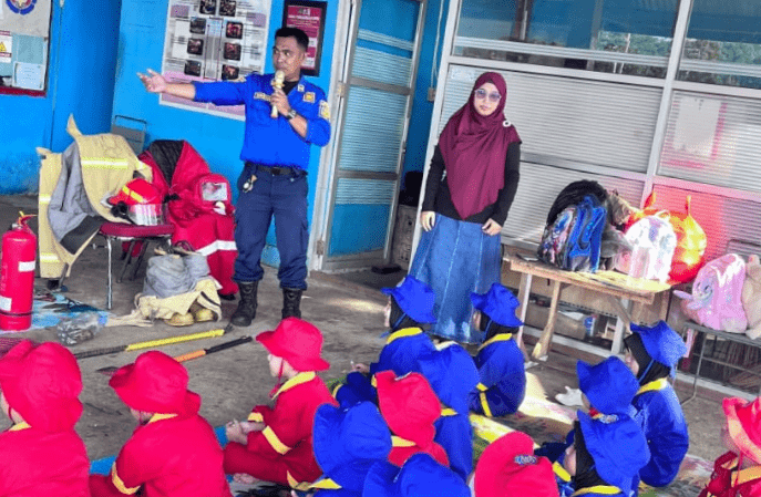 Damkar Lutim Kenalkan Bahaya dan Manfaat Api pada Anak Melalui Outing Class