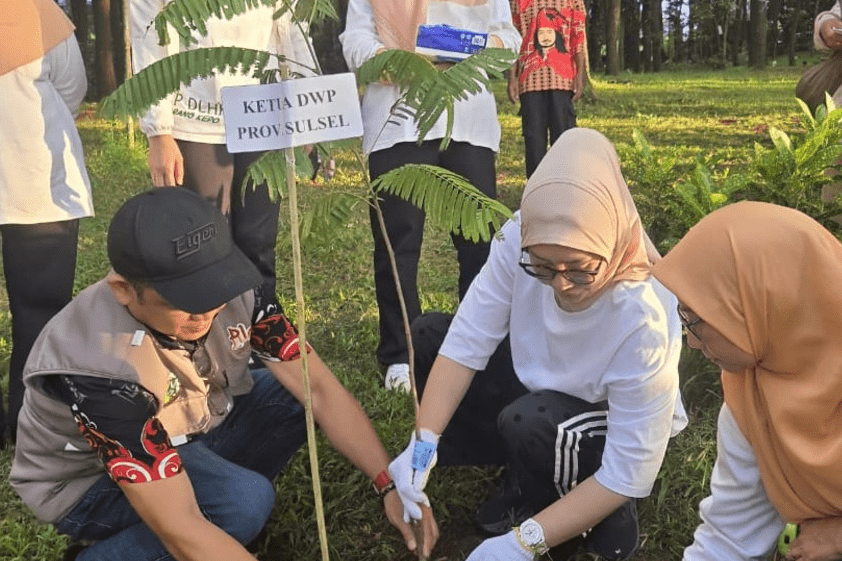 Hari Bumi 2026, DWP Sulsel Tanam Bibit Unggul Bernilai Ekonomi di Gowa