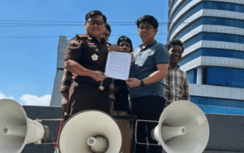 Massa Aksi HMPLT bersama Soetarmi Kasipenkum Kejati Sulsel