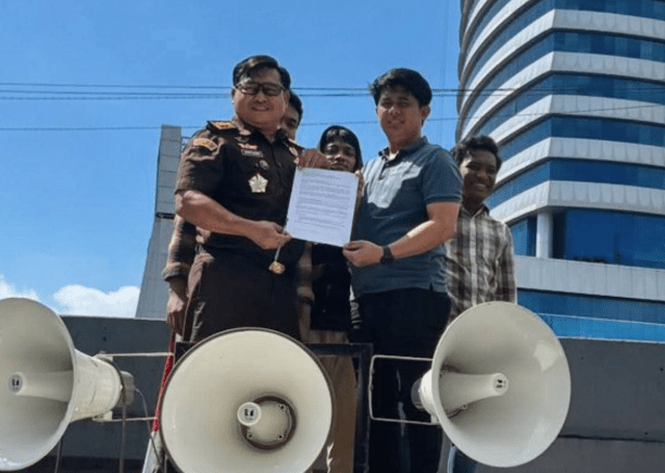 Massa Aksi HMPLT bersama Soetarmi Kasipenkum Kejati Sulsel