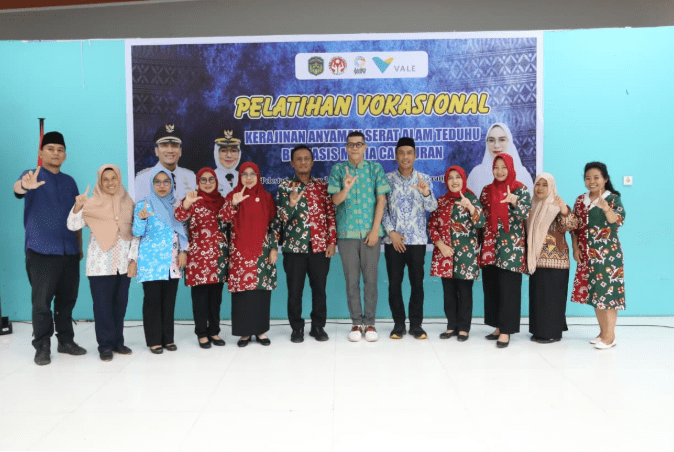 Pemkab Lutim Gelar Pelatihan Anyaman Serat Alam Teduhu