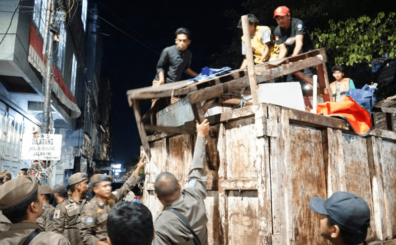 Puluhan Tahun Semrawut, Pasar Tumpah di Jalan Veteran Makassar Akhirnya Ditertibkan