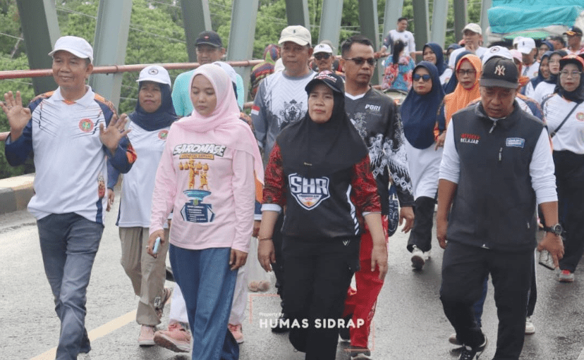 Ratusan Guru di Dua Pitue Meriahkan Jalan Santai dan Senam Saromase