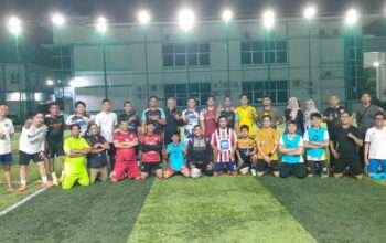 Tim IKA Unhas Wilayah Sulsel foto bersama usai latihan di lapangan Poltekkes Makassar.