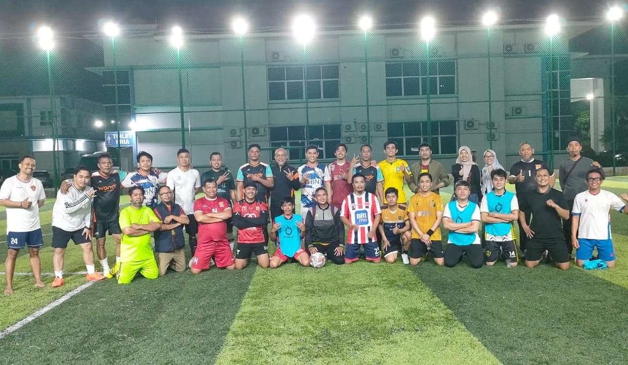 Tim IKA Unhas Wilayah Sulsel foto bersama usai latihan di lapangan Poltekkes Makassar.