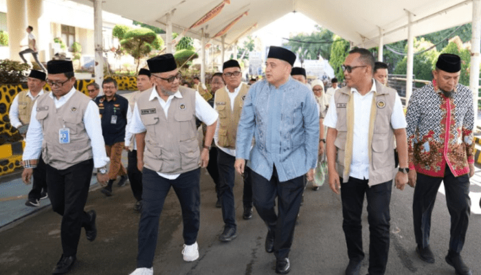 Ratusan Jemaah Haji Kloter 17 Tiba di Makassar, Disambut Menhaj RI dan Wali Kota