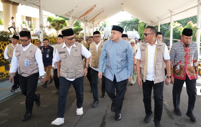 Bersama Menhaj RI, Munafri Sambut Jemaah Haji Kloter 17 Debarkasi Makassar