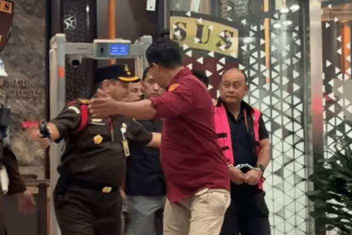 Eks Kepala BGN Langsung Kenakan Rompi Pink Kejagung dan Tangan Diborgol