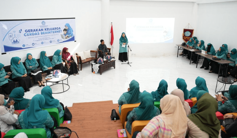 Gerakan Keluarga Cerdas Berinternet PKK Makassar
