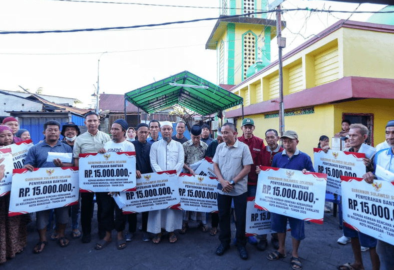 Gubernur Sulsel Salurkan Bantuan Sosial dan Rehabilitasi Rumah Korban Kebakaran Jalan Sultan Alauddin III