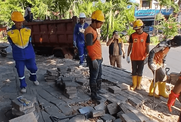 Pemkot Makassar Kini Benahi Trotoar dan Drainase Bulogading