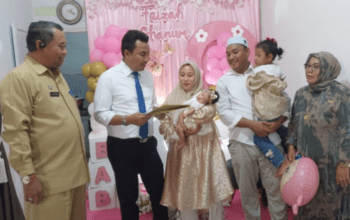 Bupati Luwu Utara Serahkan Dokumen Kependudukan Warga Masamba Saat Aqiqah