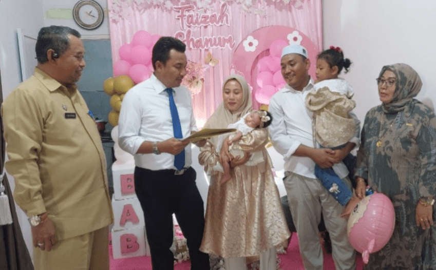 Bupati Luwu Utara Serahkan Dokumen Kependudukan Warga Masamba Saat Aqiqah