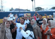 Momen Hangat di Stadion Ganggawa, Bupati Sidrap Jadi Rebutan Foto Peserta Porsenijar
