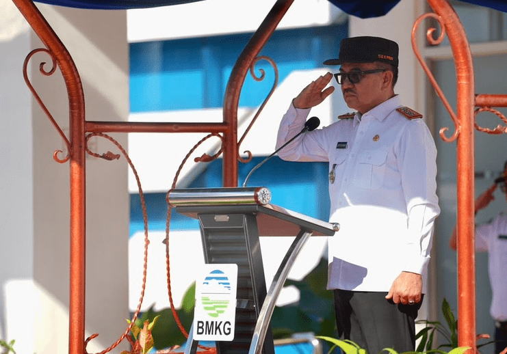 Sekretaris Daerah Provinsi Sulawesi Selatan, Jufri Rahman, saat memimpin upacara peringatan Hari Meteorologi, Klimatologi, dan Geofisika (HMKG) ke-79 di Kantor Balai Besar BMKG Wilayah IV Makassar, Selasa (21/7/2026).